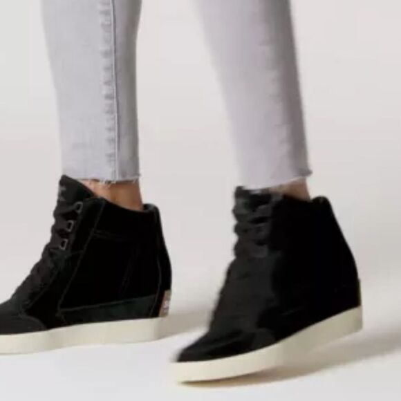 Sorel Out And About suede sneakers 6.5 - Picture 2 of 10